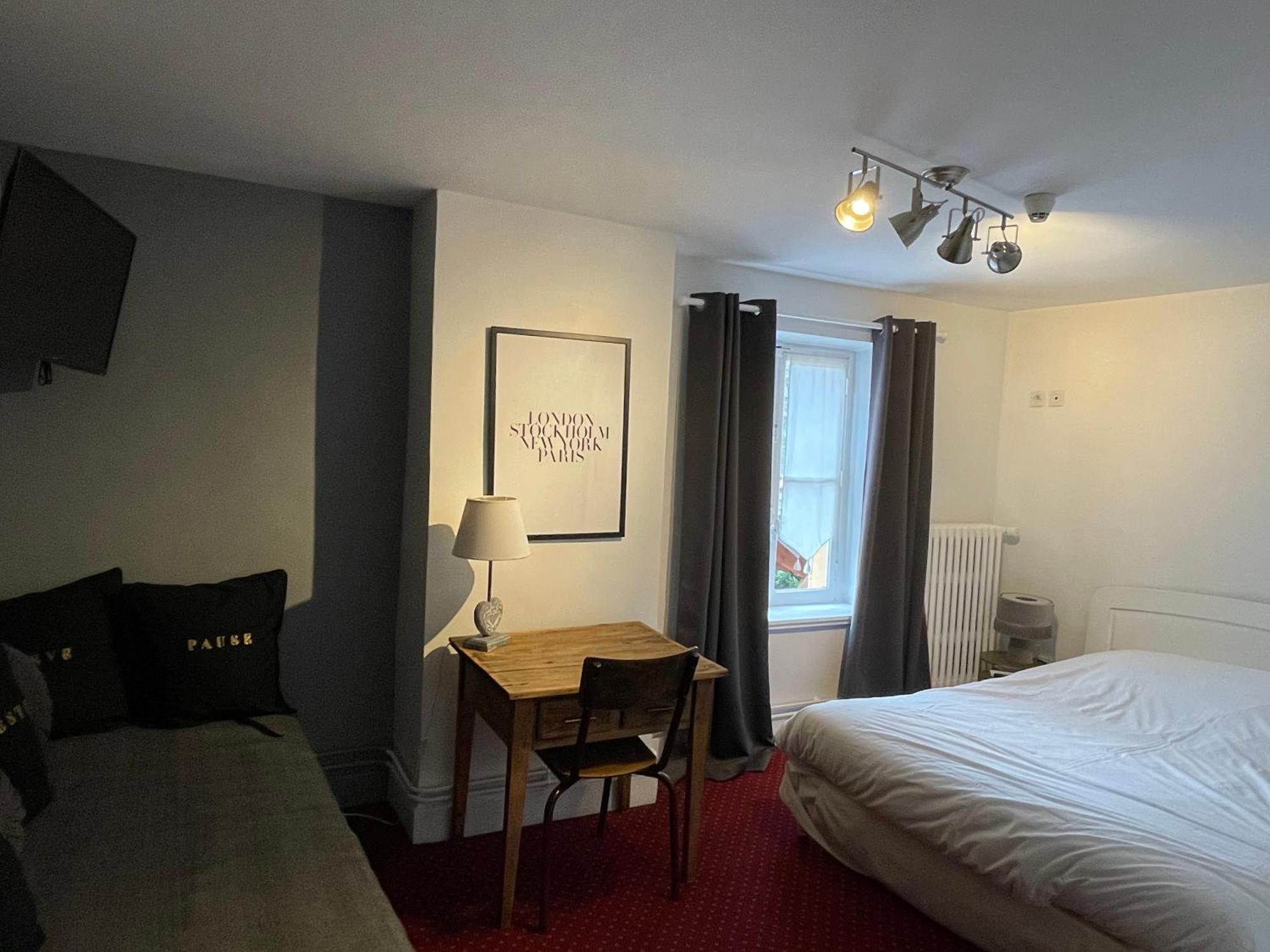 Hotel La Tablee Medievale Civrieux-dʼAzergues